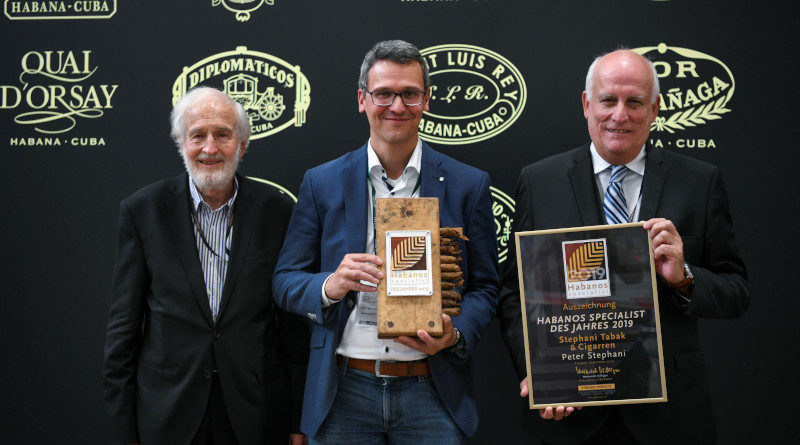 Peter Stephani („Stephani Tabak und Cigarren“) nahm die beliebte Auszeichnung auf der InterTabac entgegen / 14. Habanos Specialist des Jahres in Deutschland