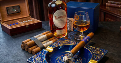 Er ist wieder da / ‚Izambar‘-Schönheit flirtet mit XO-Cognac